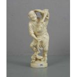 ASIATISCHE BEINFIGUR: "Fischer mit Kranich", Bein, detailreich und durchbrochen geschnitzt, unter