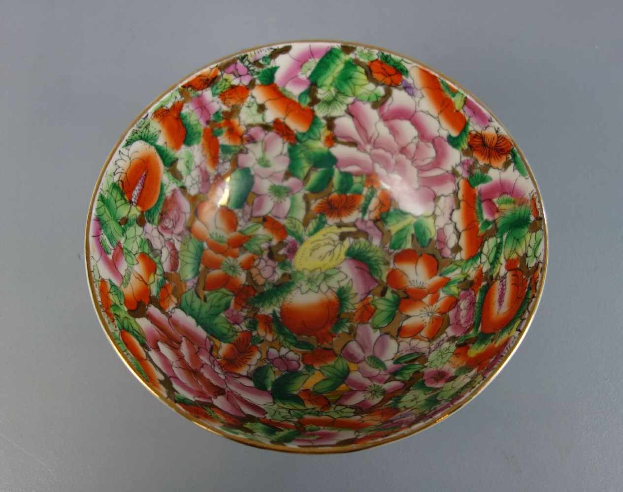 CHINESISCHE SCHALE / chinese bowl, Porzellan, ungemarkt. Schwerer Scherben, tief gemuldete Form - Image 2 of 5