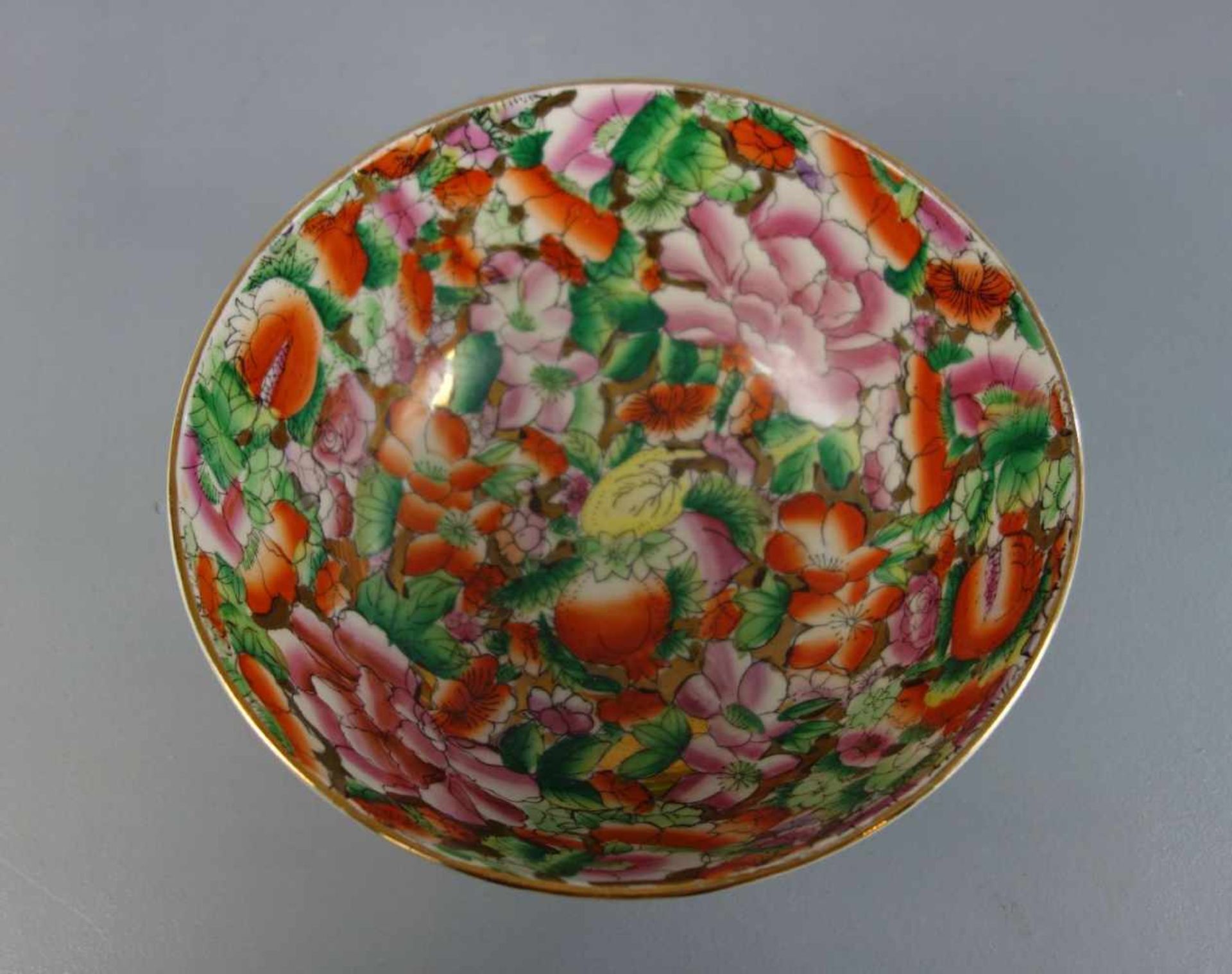 CHINESISCHE SCHALE / chinese bowl, Porzellan, ungemarkt. Schwerer Scherben, tief gemuldete Form - Bild 2 aus 5