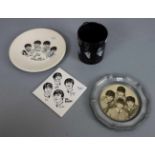 THE BEATLES MERCHANDISE / MEMORABILIA: Tasse, Teller, Kachel und Zinnteller mit Abbildungen der