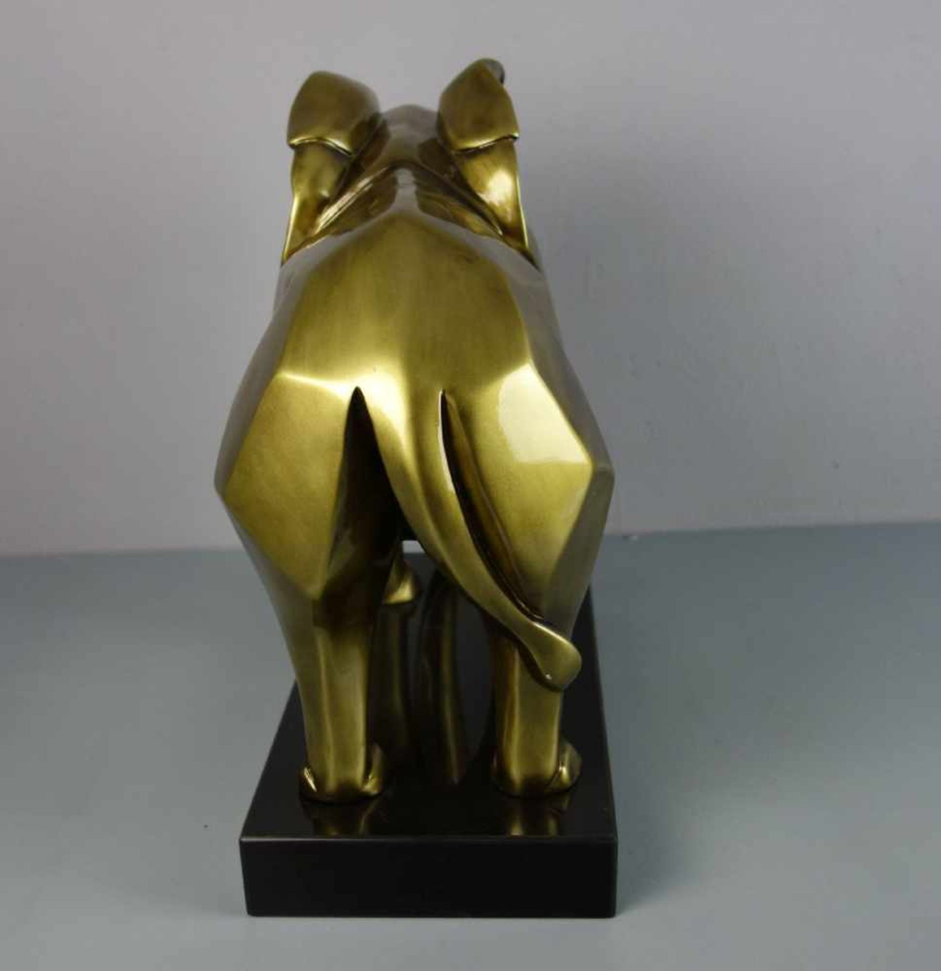 SKULPTUR: "Elefant", Fiberglas, bronzefarben patiniert. In geometrisierenden Formen stilisierter - Image 4 of 4