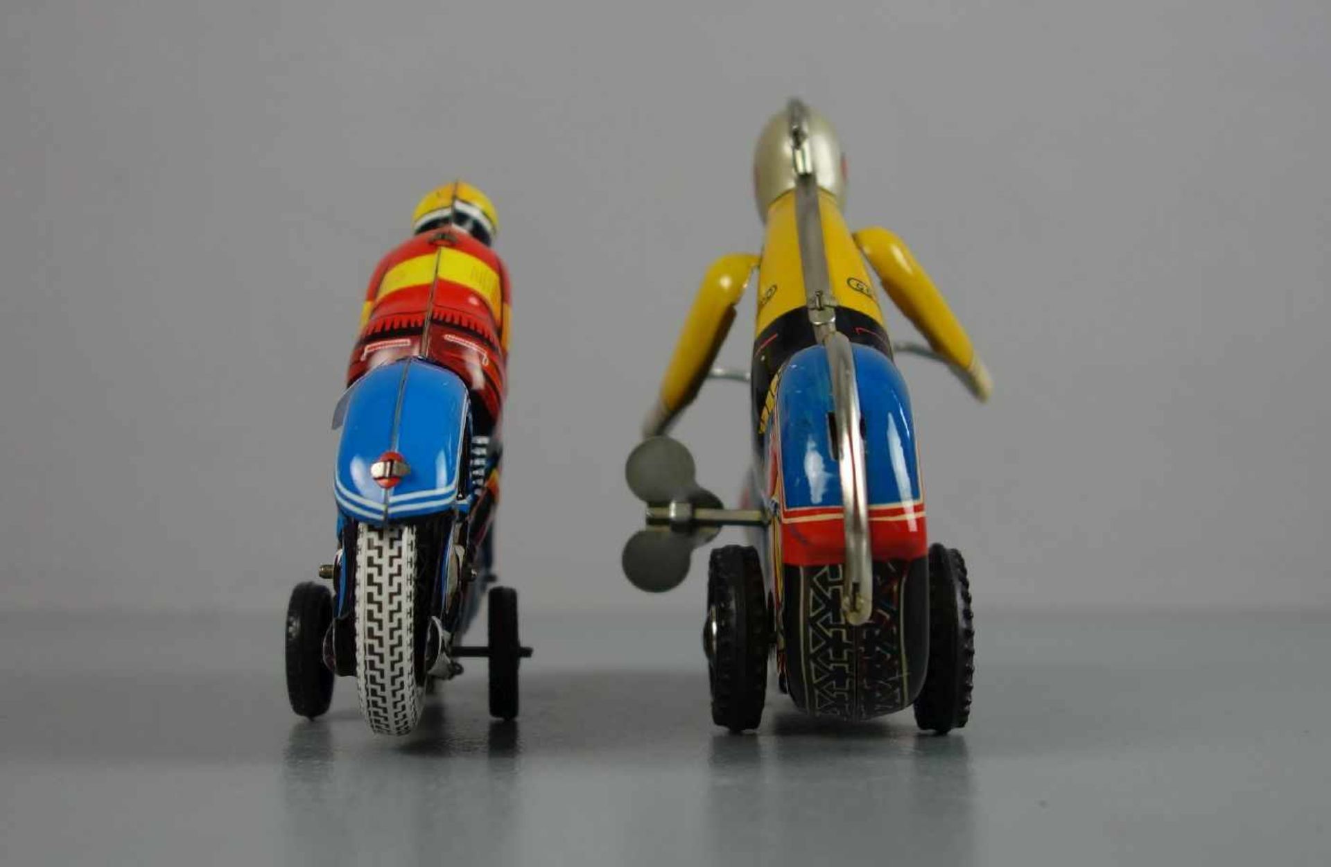 2 BLECHSPIELZEUGE / FAHRZEUGE: Motorräder / two tin toy bikes, 20. Jh., farbig lithografiertes - Image 4 of 4