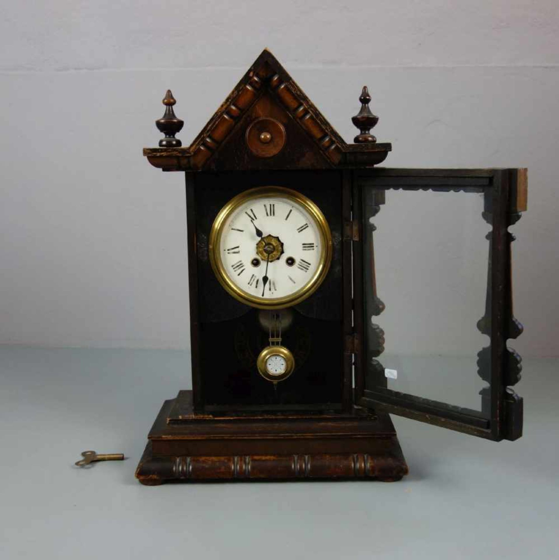 TISCHUHR / table clock, wohl USA, um 1900, architektonischer Holzkorpus mit Dreiecksgiebel und - Image 5 of 6