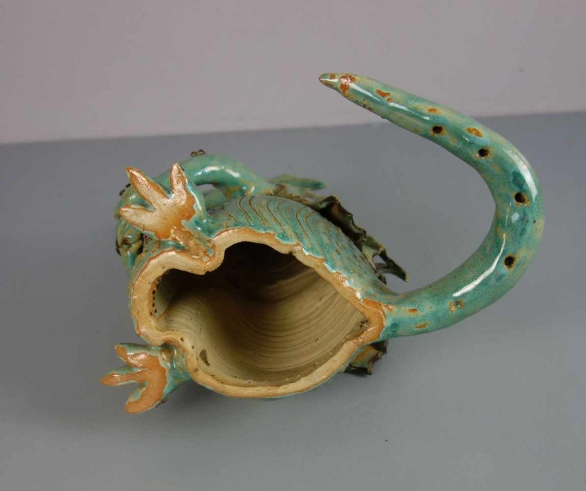 KERAMIK - SKULPTUR: "Drache" / ceramics: "dragon", Keramik, heller Scherben, grün, braun und rot - Image 5 of 5