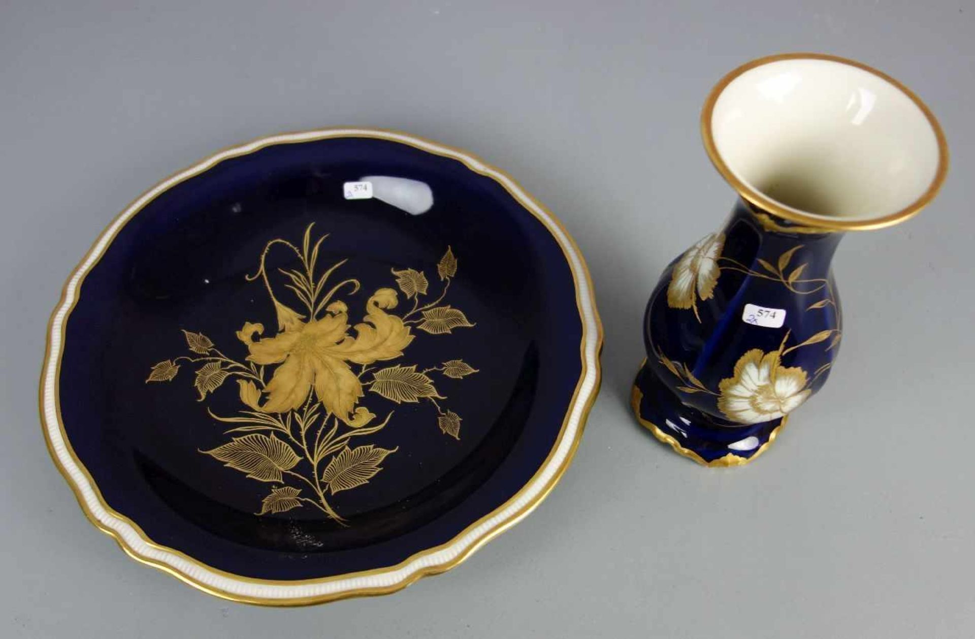SCHALE UND VASE / bowl and vase, mit kobaltblauem Fond und Goldakzentuierungen. VASE: Balusterform - Bild 2 aus 3