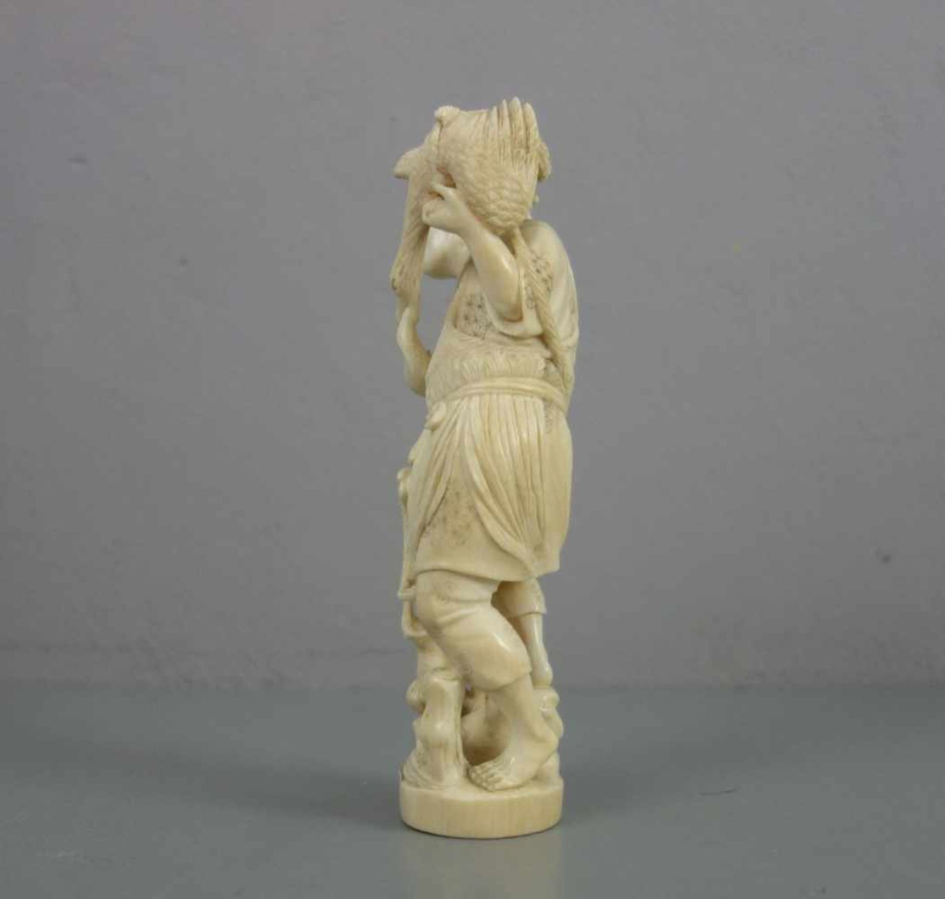 ASIATISCHE BEINFIGUR: "Fischer mit Kranich", Bein, detailreich und durchbrochen geschnitzt, unter - Bild 2 aus 5