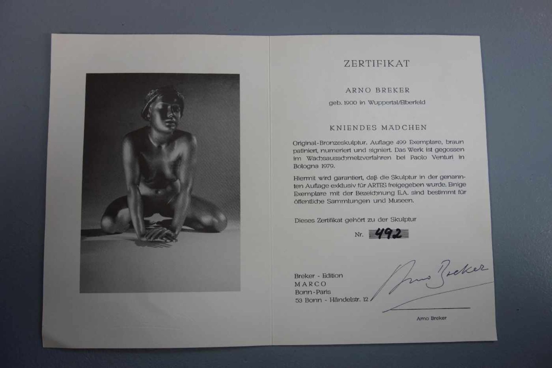 BREKER, ARNO (1900-1991), Skulptur / sculpture: "Kniendes Mädchen", braun patinierte Bronze und - Bild 6 aus 7