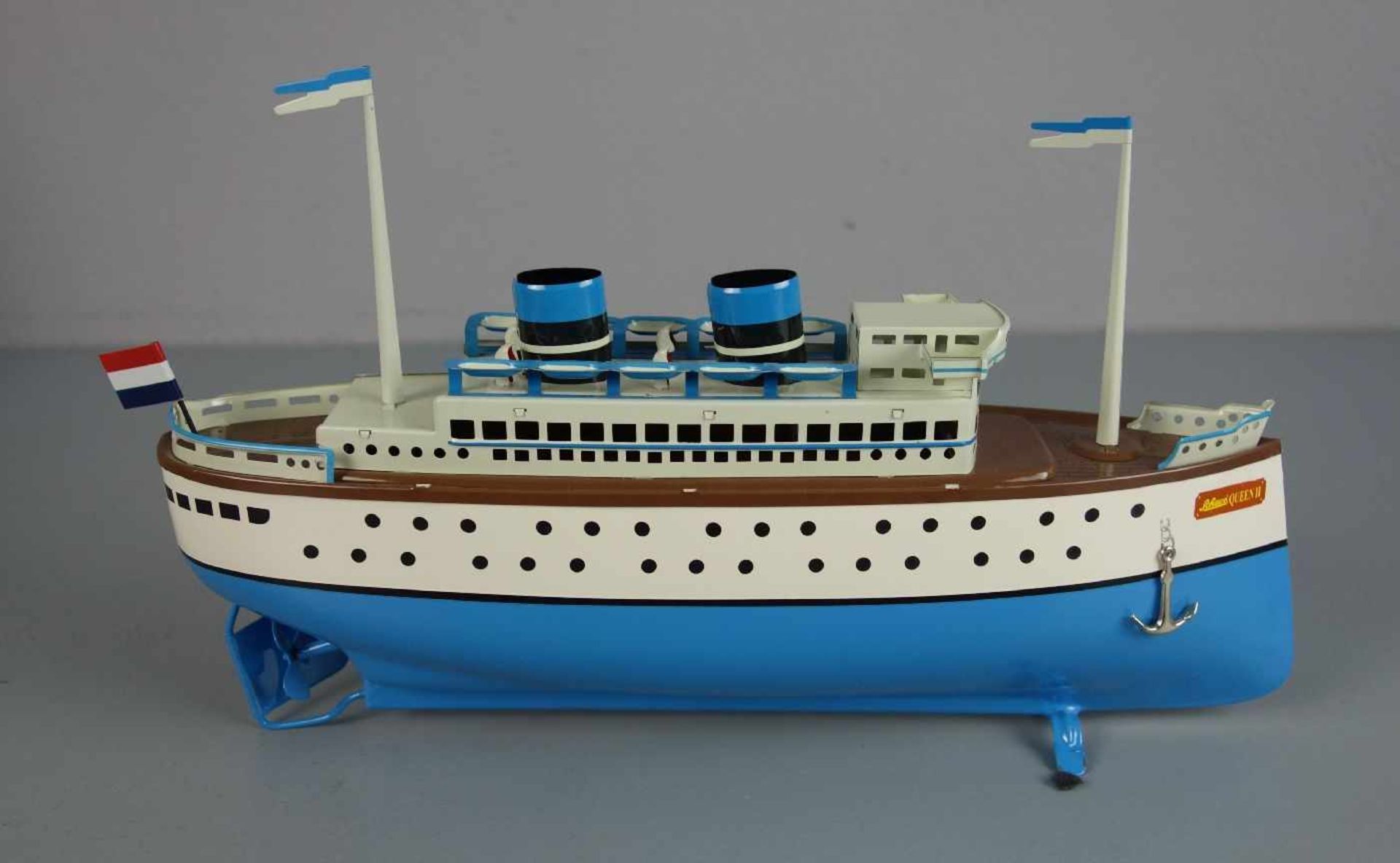BLECHSPIELZEUG / SCHIFF: Blechdampfer - Schuco Queen II / tin toy ship, 2. H. 20. Jh., Manufaktur - Image 5 of 7