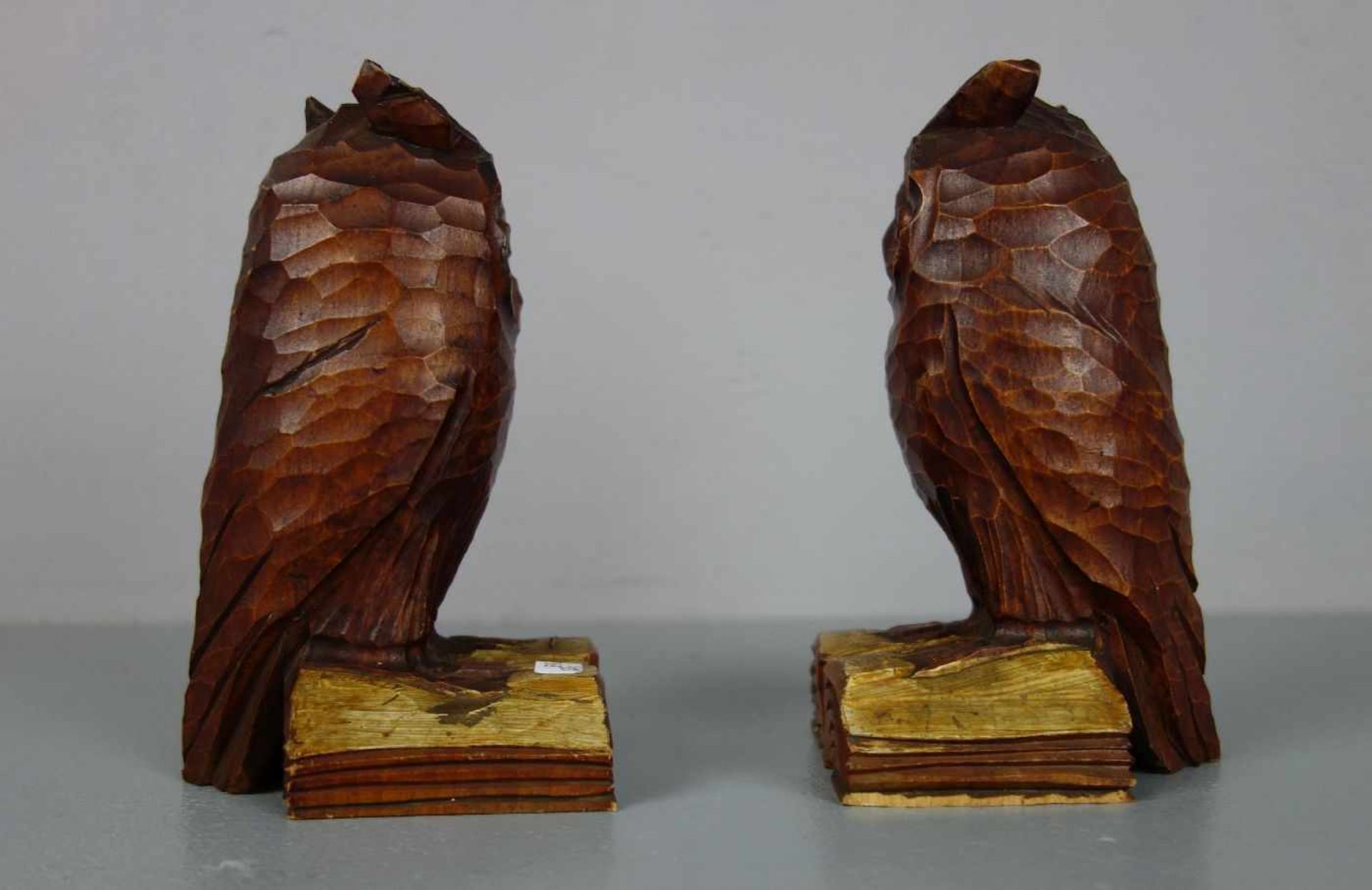 PAAR FIGÜRLICHE BUCHSTÜTZEN / bookends: "Eulen", Holz, geschnitzt und rötlich lasiert. Als - Image 2 of 4