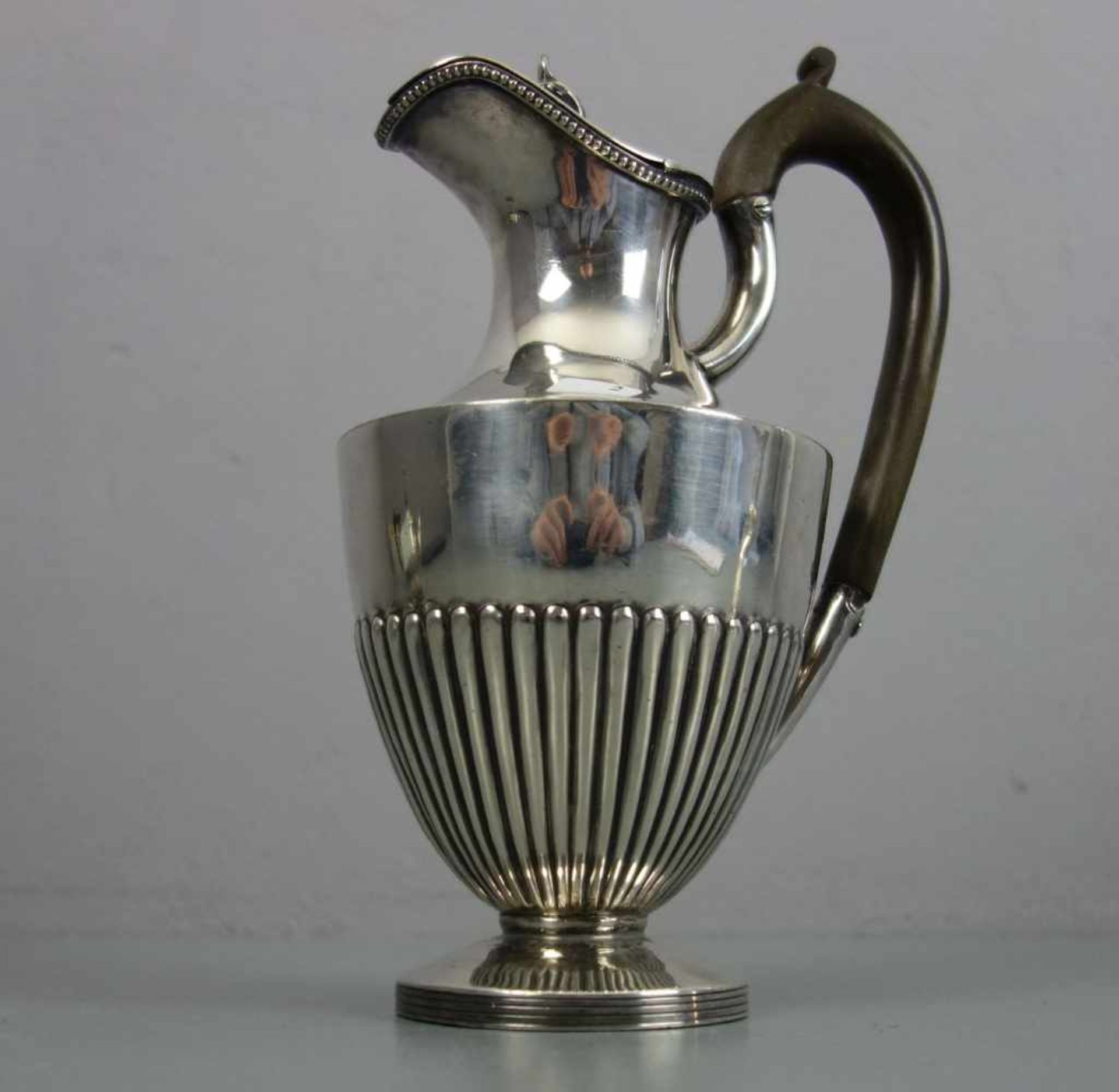 VERSILBERTE AMPHORENKANNE / SCHENKKANNE / plated pot, England, um 1900, versilbertes Metall, unter - Bild 2 aus 5