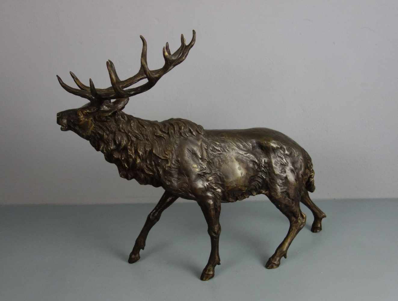 ANIMALIER / TIERBILDHAUER DES 19./20. JH., Skulptur / sculpture: "Hirsch", Bronze, hellbraun - Image 3 of 5