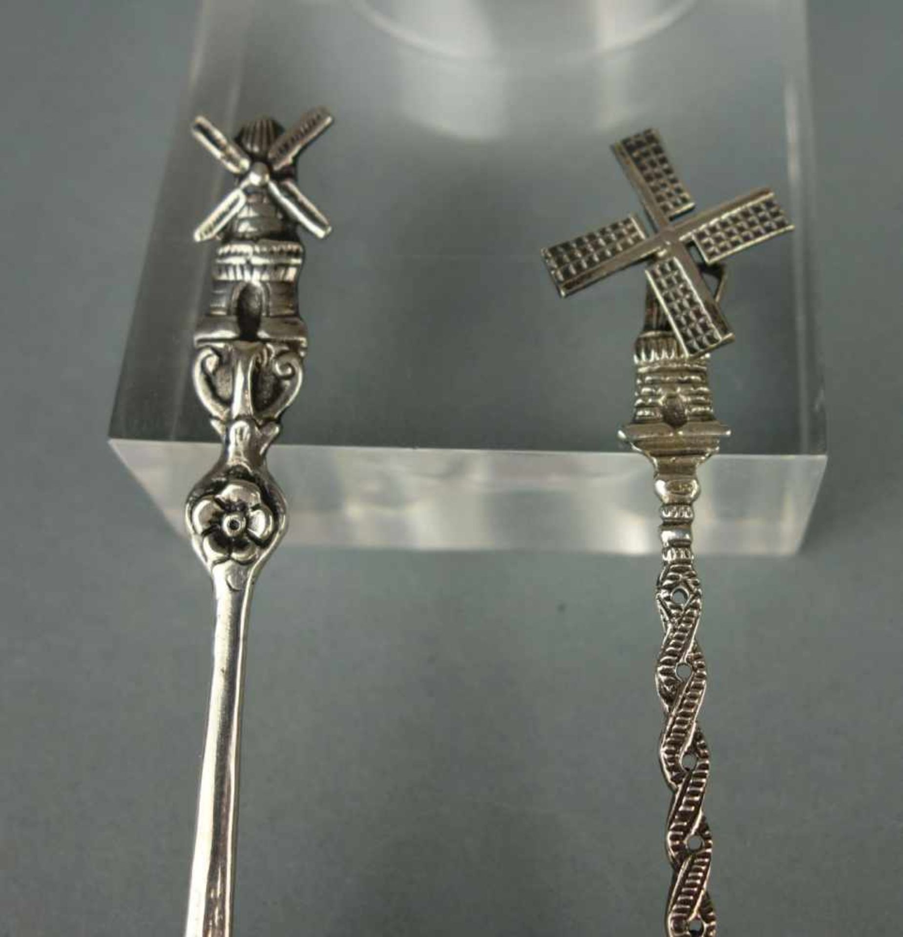 2 SILBERLÖFFEL: ZUCKERSCHAUFEL UND KLEINER LÖFFEL MIT BEWEGLICHEM WINDRAD / silver spoons, 20. - Image 2 of 6