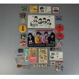 THE BEATLES MERCHANDISE / MEMORABILIA: Konvolut Buttons (16 Stück), Sticker (8 Stück),