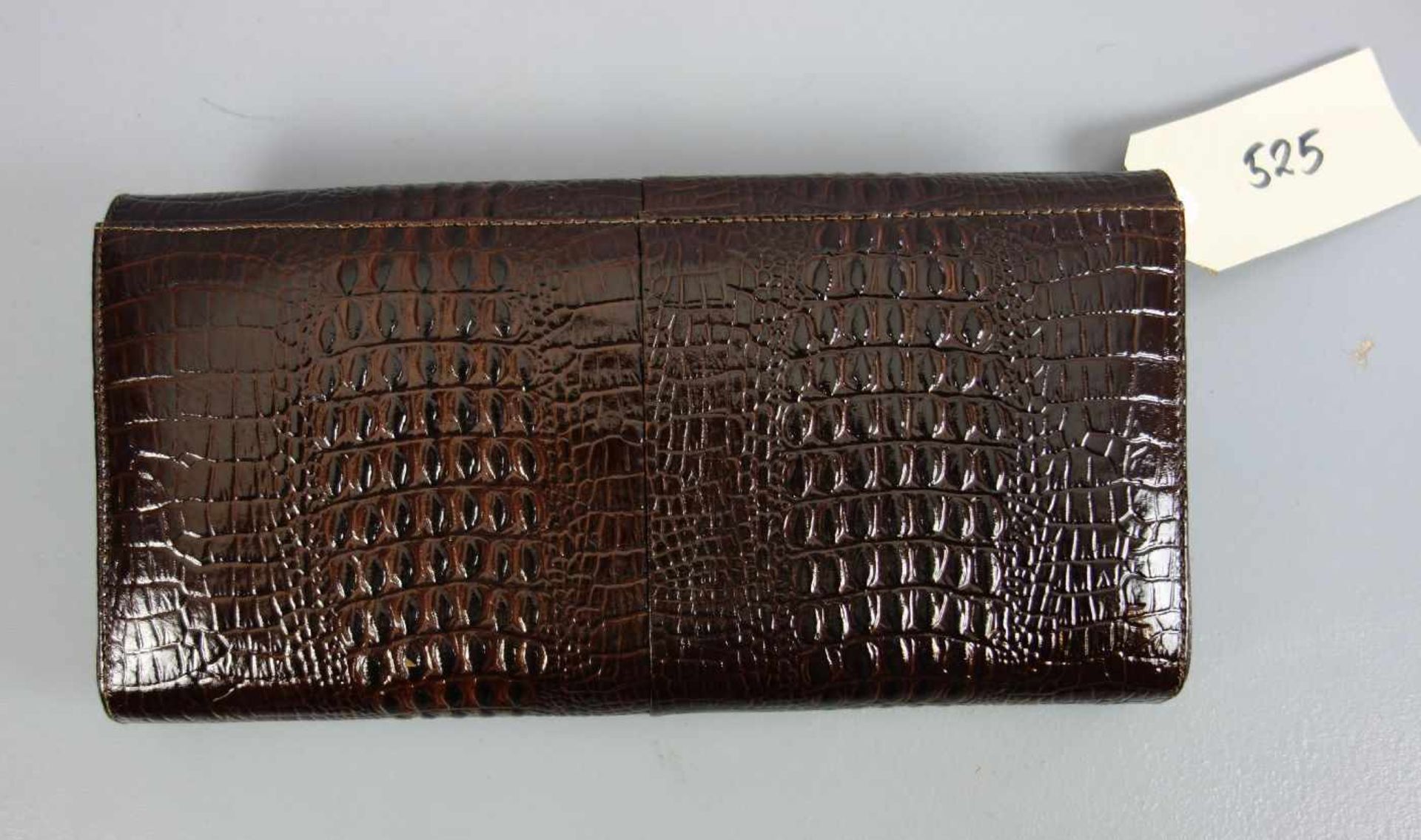 KROKO - HANDTASCHE / CLUTCH, 1960er Jahre; dunkelbraunes Krokodilleder. Schmalrechteckige Form mit - Bild 3 aus 3