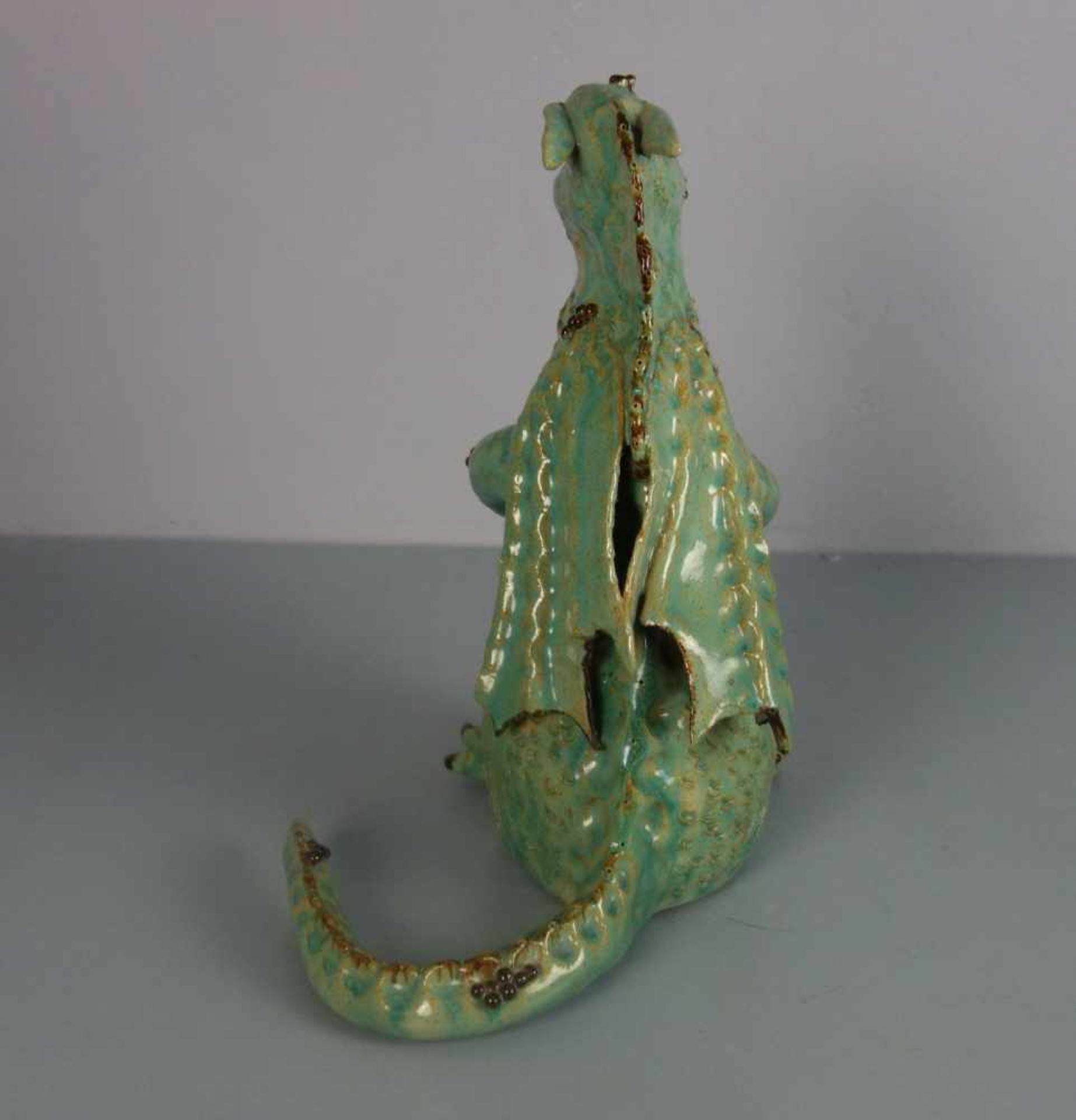 KERAMIK - SKULPTUR: "Drache" / ceramics: "dragon", Keramik, heller Scherben, grün, braun und rot - Image 4 of 5