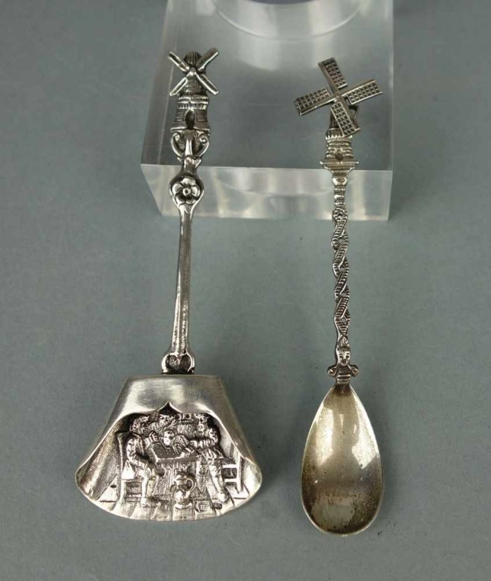 2 SILBERLÖFFEL: ZUCKERSCHAUFEL UND KLEINER LÖFFEL MIT BEWEGLICHEM WINDRAD / silver spoons, 20.