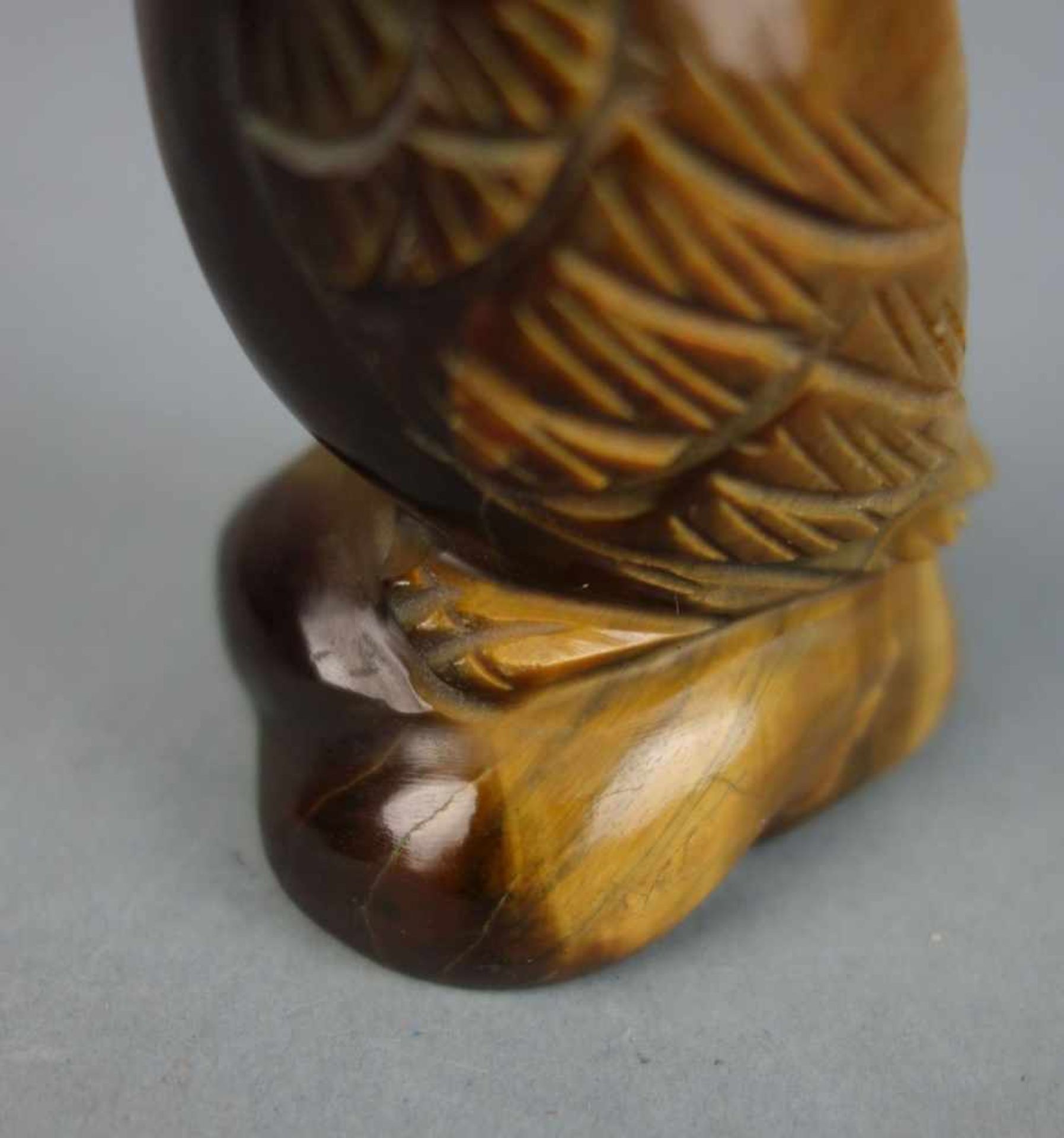 TIERFIGUR / ZIEROBJEKT: Edelstein Eule / tiger eye owl figure, wohl 20. Jh., ungemarkt, - Image 3 of 5