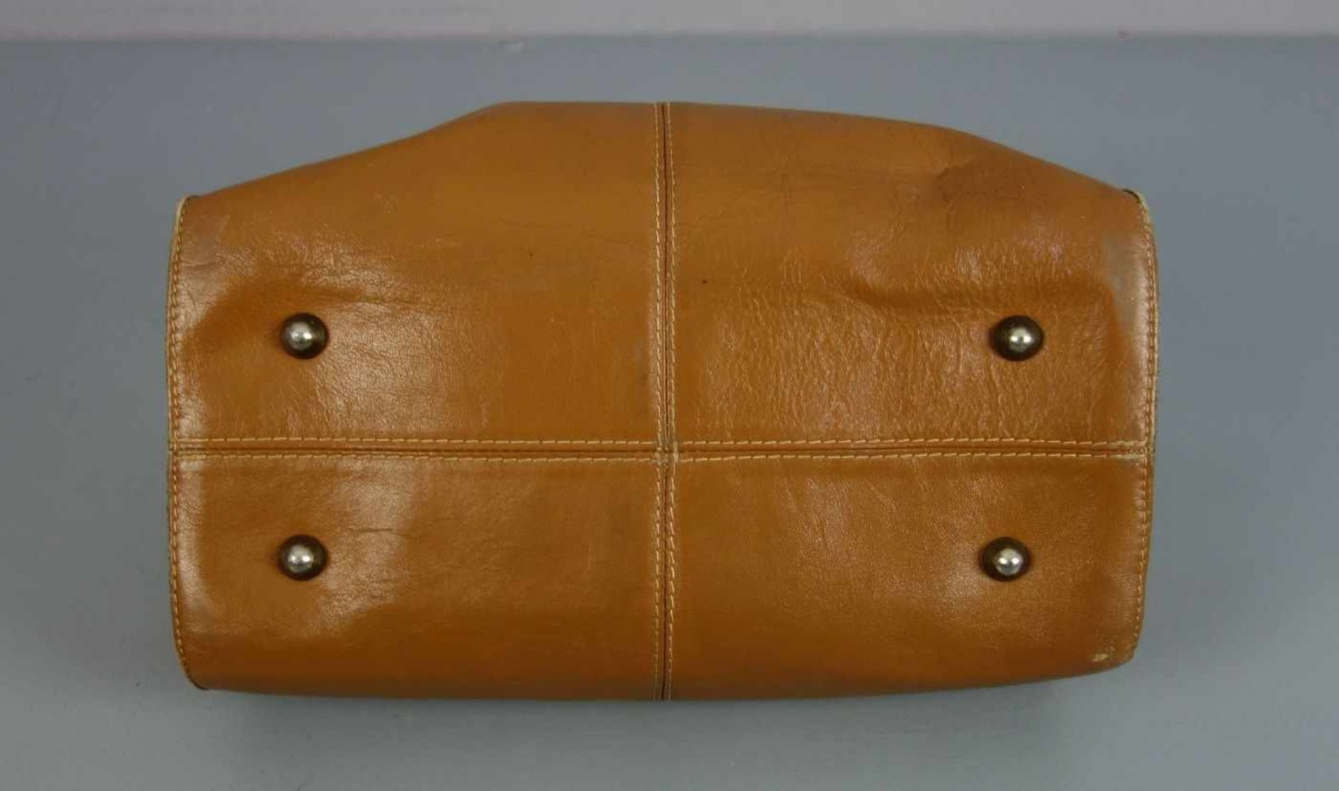 TASCHE / ARZTTASCHE / kleine Reisetasche / bag; cognacfarbenes Leder mit messingfarbenen - Bild 4 aus 4