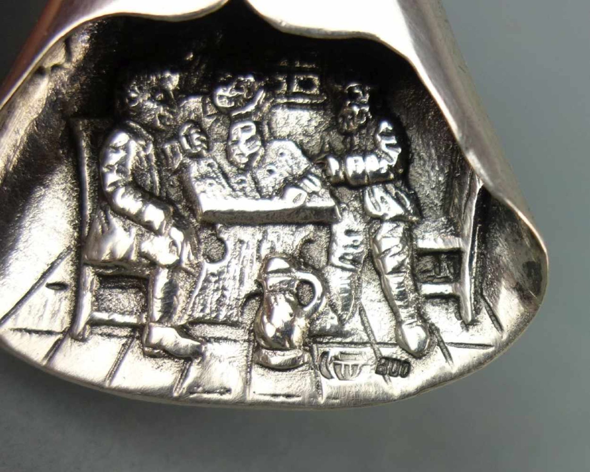 2 SILBERLÖFFEL: ZUCKERSCHAUFEL UND KLEINER LÖFFEL MIT BEWEGLICHEM WINDRAD / silver spoons, 20. - Image 6 of 6