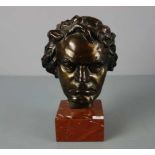 SKULPTUR / sculpture: "Porträtkopf Ludwig von Beethoven" (1770-1827), bronzierter Zinkguss auf