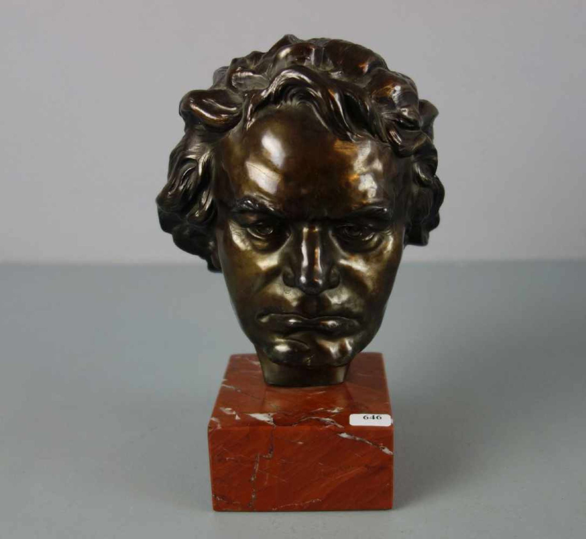 SKULPTUR / sculpture: "Porträtkopf Ludwig von Beethoven" (1770-1827), bronzierter Zinkguss auf