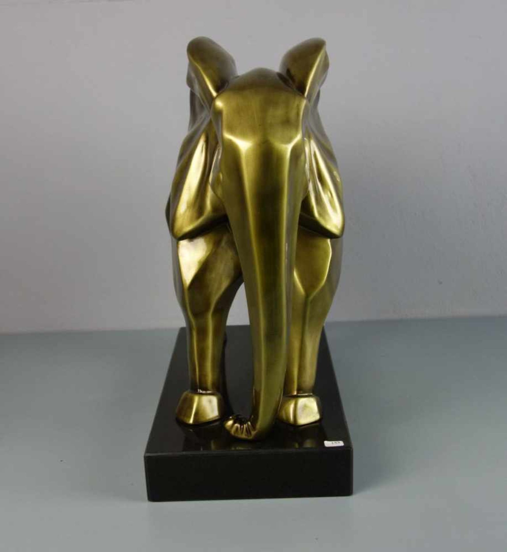 SKULPTUR: "Elefant", Fiberglas, bronzefarben patiniert. In geometrisierenden Formen stilisierter - Image 2 of 4