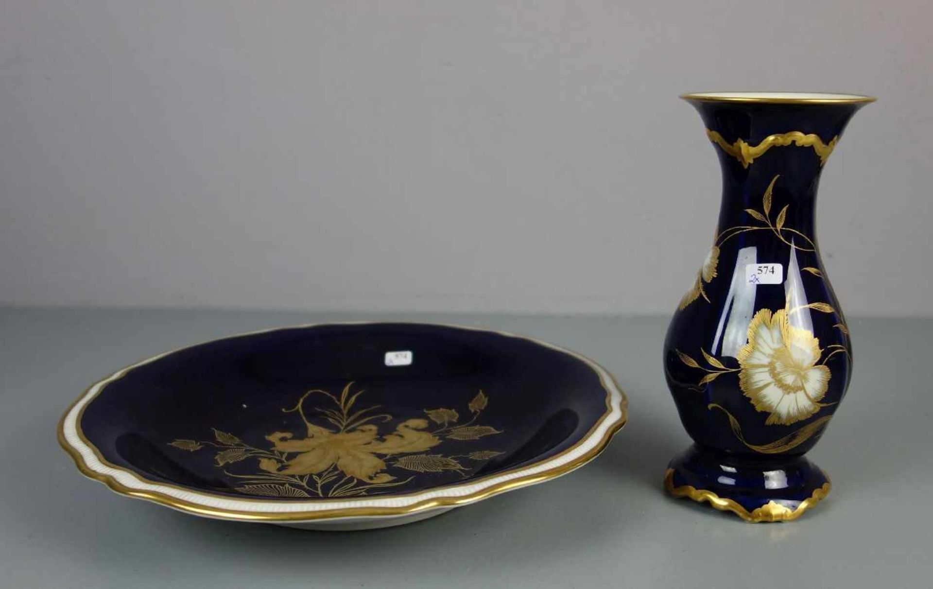SCHALE UND VASE / bowl and vase, mit kobaltblauem Fond und Goldakzentuierungen. VASE: Balusterform