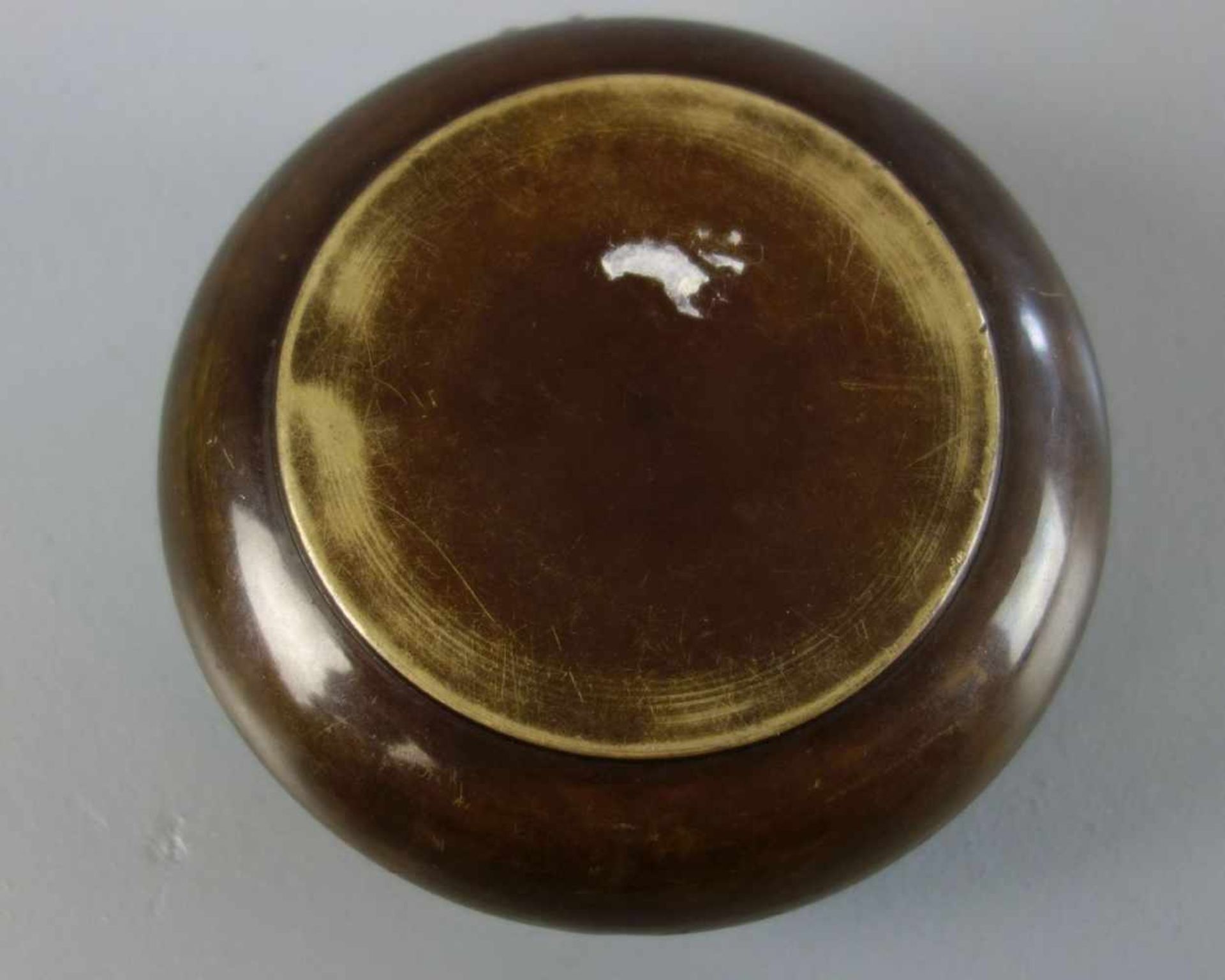 BRONZE - SCHALE mit plastischer Echse / bronze bowl with a lizard. Rundstand, gebauchte Wandung - Image 4 of 4