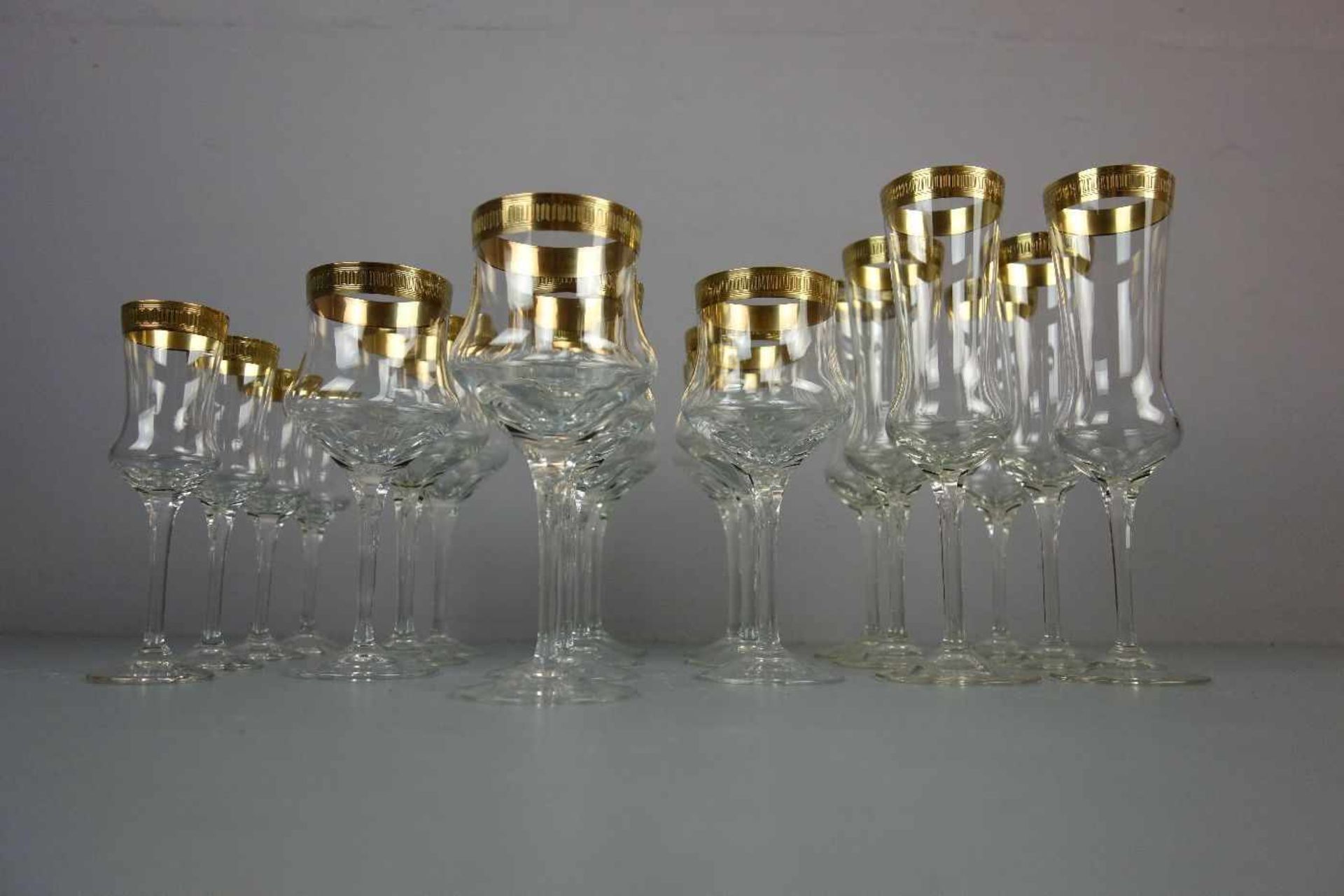 TRINKGLASGARNITUR / GLASSERIE / set of 20 glasses, Mitte 20 Jh.; aufgewölbter Rundstand, unterhalb - Bild 4 aus 4