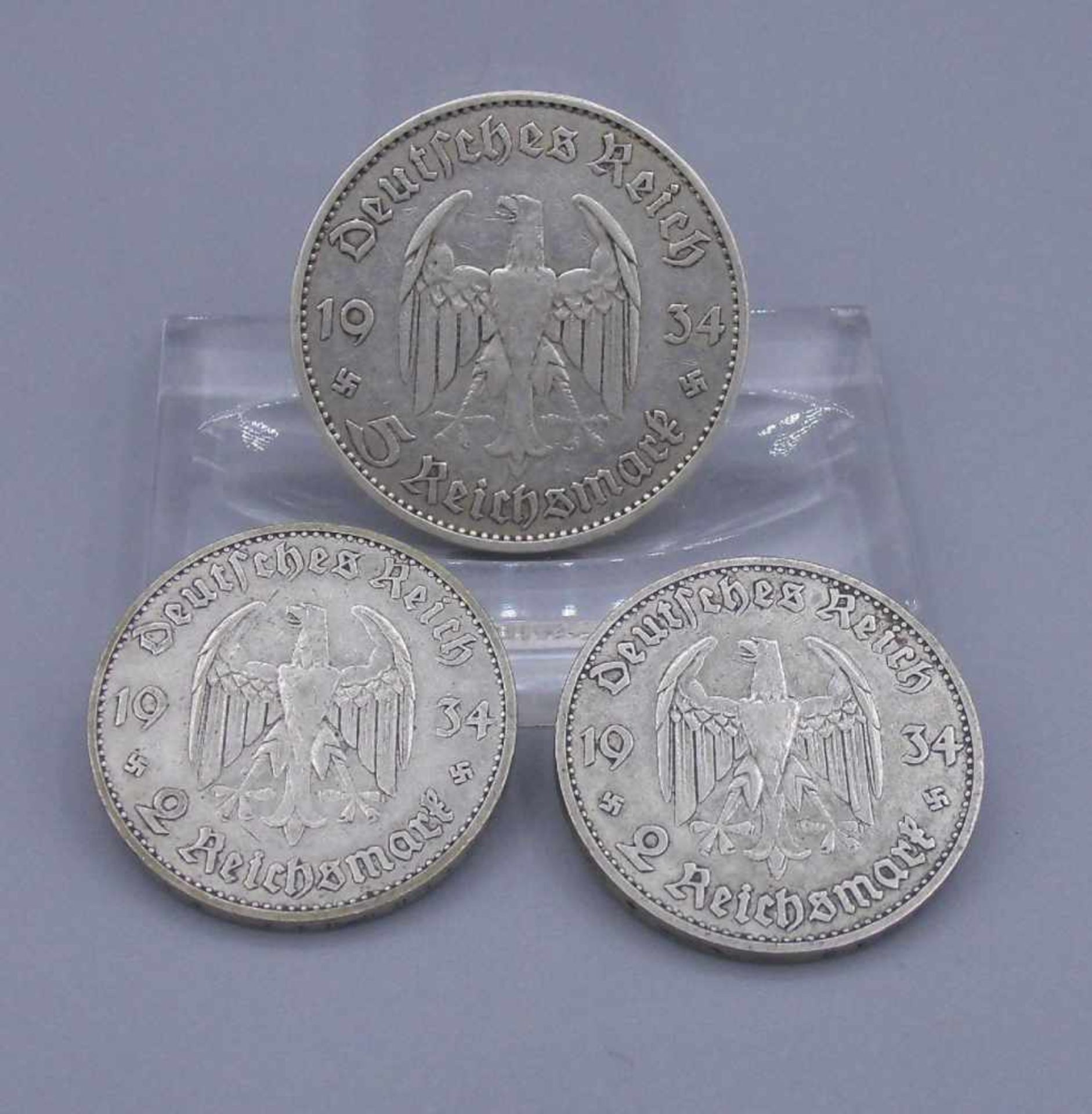 DREI SILBER-MÜNZEN / REICHSMARK / three silver coins. 1) 5 Reichsmark, 1934, Garnisonkirche - J, 21. - Image 2 of 2