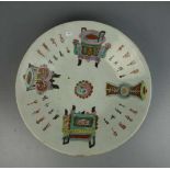 CHINESISCHE SCHALE / chinese bowl, Porzellan, ungemarkt. Schwerer Scherben, flach gemuldete Form auf