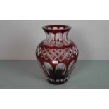 VASE, Bleikristall, rot lasiert, Mitte 20. Jh.; Balusterform mit geschliffenem Dekor, unter dem