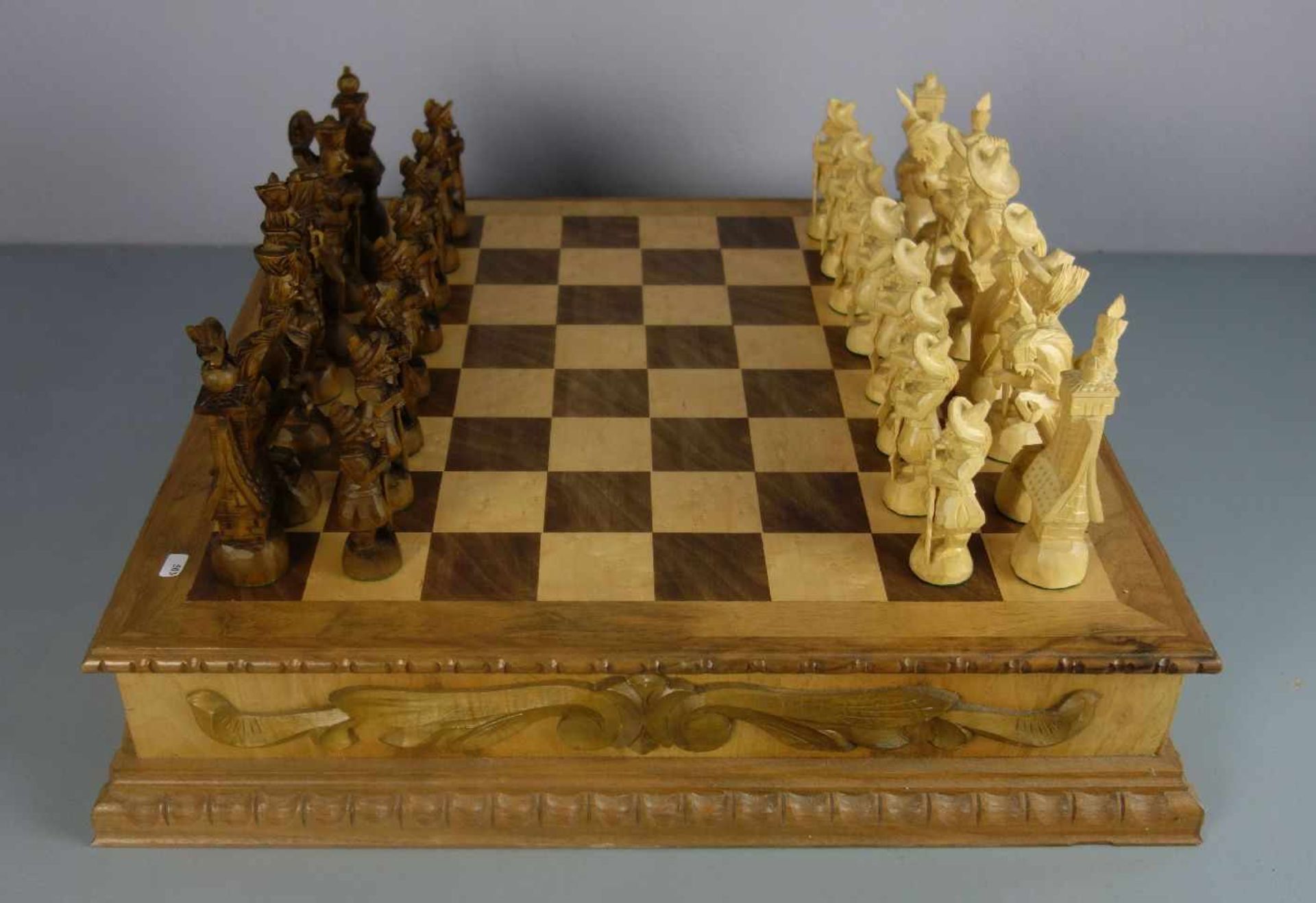 SCHACHSPIEL / chess game, Holz, geschnitzt, 2. Hälfte 20. Jh.; Spielfeld aus Nussbaum und - Image 3 of 6