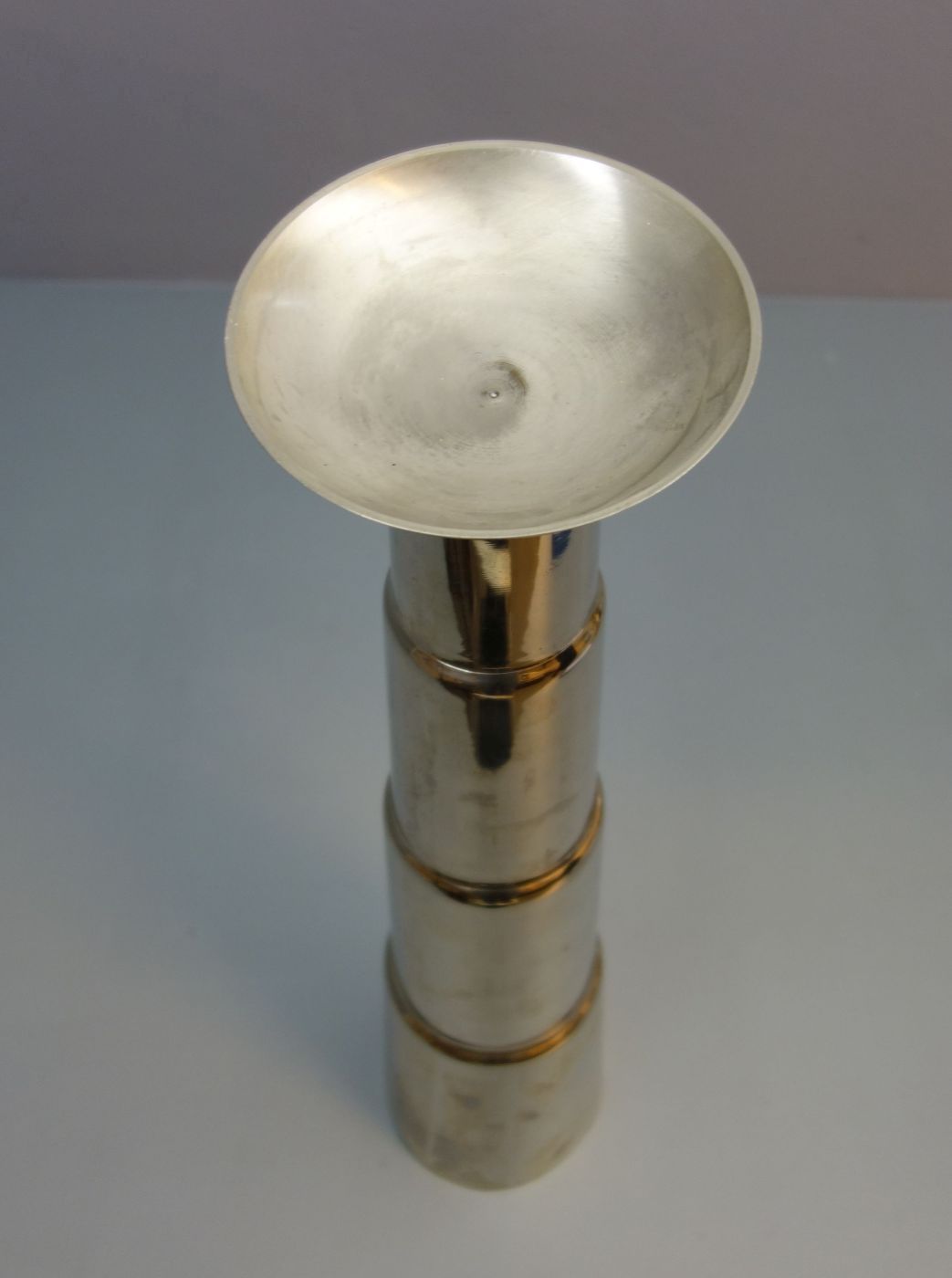 KERZENSTÄNDER / VASE / candleholder / vase, verchromtes Metall. Aufgewölbter Rundstand bzw. flach - Image 3 of 3