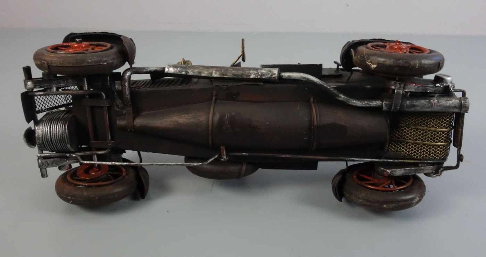 BLECHSPIELZEUG / MODELLAUTO "Oldtimer" / tin toy car, Eisenblech, teils durchbrochen gearbeitet - Image 5 of 5