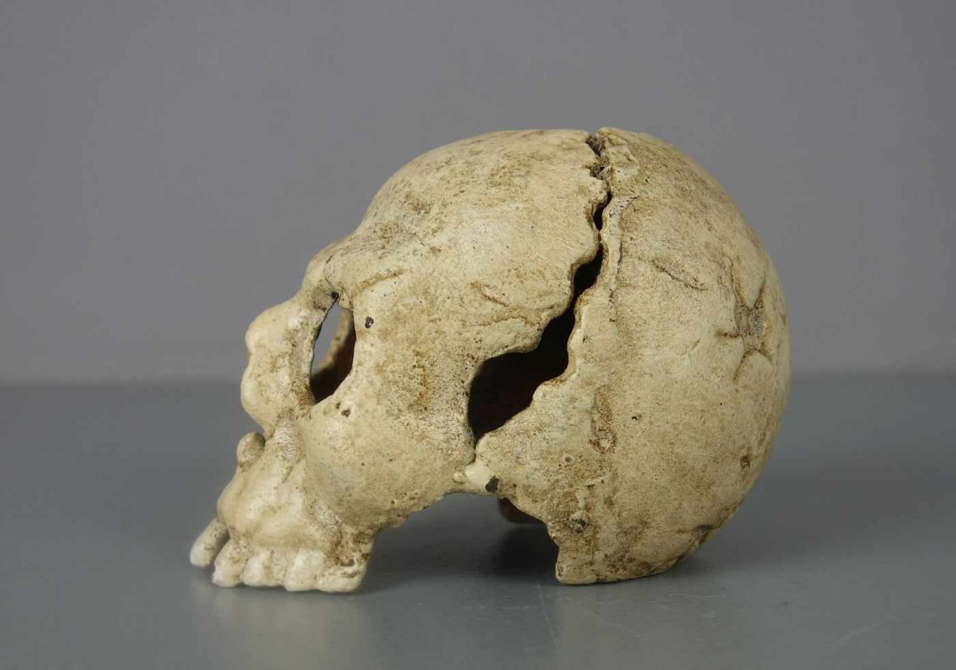 SCHÄDEL / MEMENTO MORI als Kerzenständer / skull, 20. Jh., Eisen, in leichter Stilisierung - Image 2 of 5