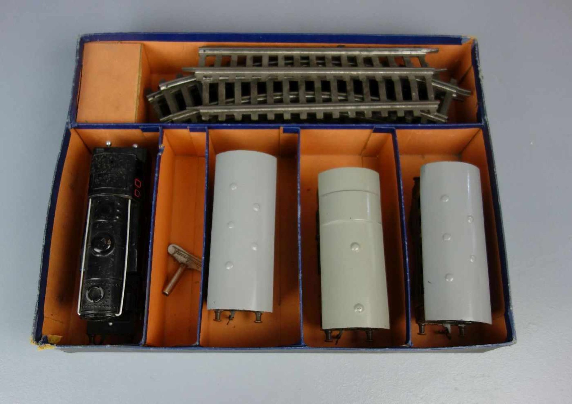 BLECHSPIELZEUG / EISENBAHN-SET: Dampflok-Set im Karton / tin toy railway, um 1950, Manufaktur - Bild 2 aus 12