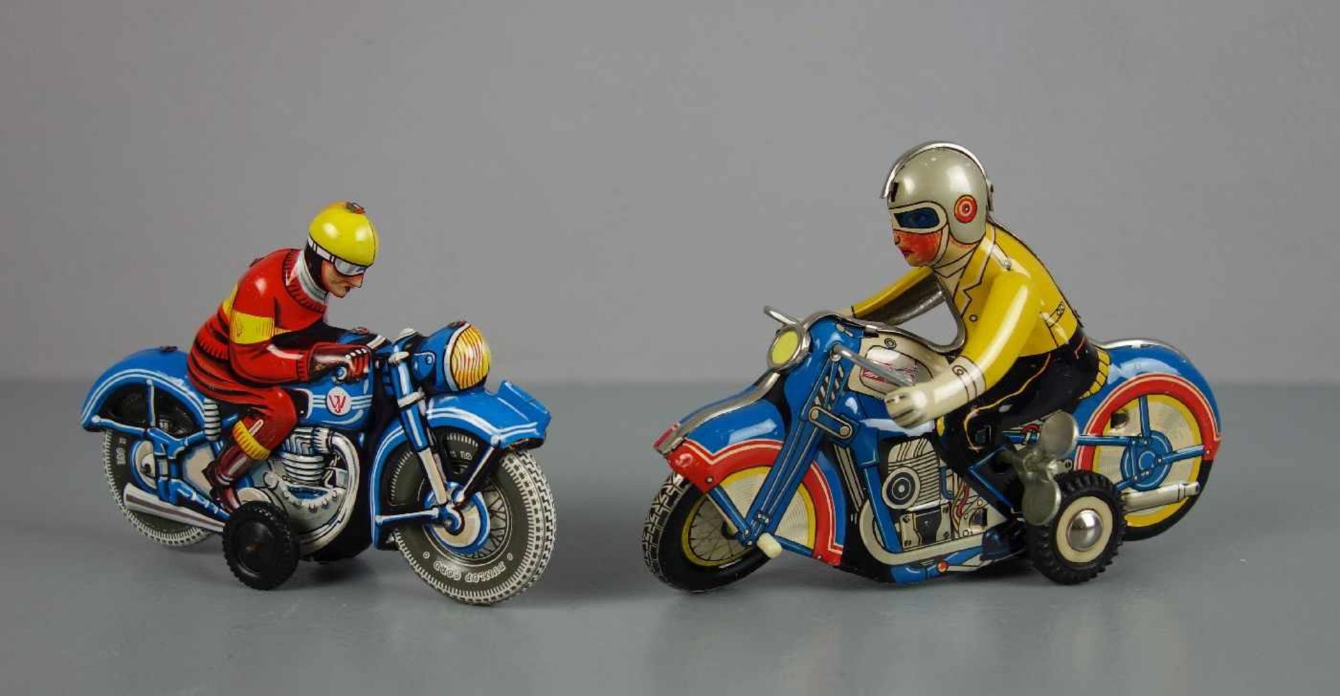 2 BLECHSPIELZEUGE / FAHRZEUGE: Motorräder / two tin toy bikes, 20. Jh., farbig lithografiertes