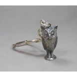 FIGÜRLICHER SCHLÜSSELANHÄNGER / ANHÄNGER: EULE / owl keychain, 20. Jh., deutsch, Silber, gemarkt mit