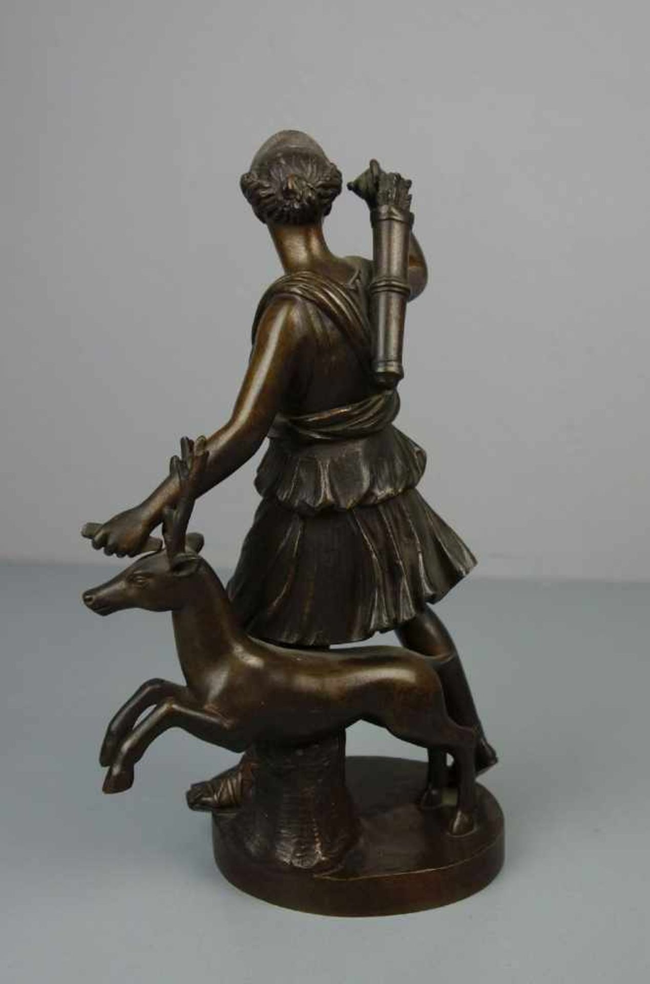 BRONZE-SKULPTUR: "DIANA / ARTEMIS / sog. Diana von Versailles"/ sculpture, um 1900, ungemarkt, - Image 3 of 5