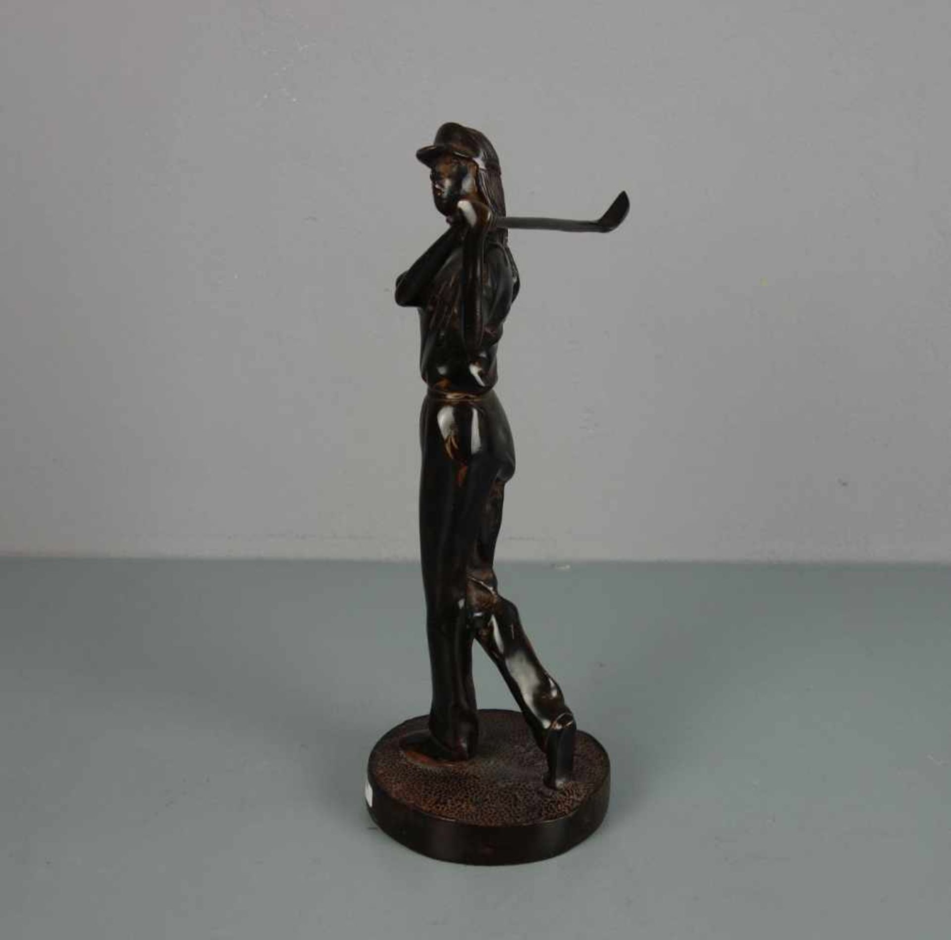 SKULPTUR / sculpture: "Golfspielerin", Bronze, dunkelbraun patiniert mit hellbraunen - Image 2 of 4