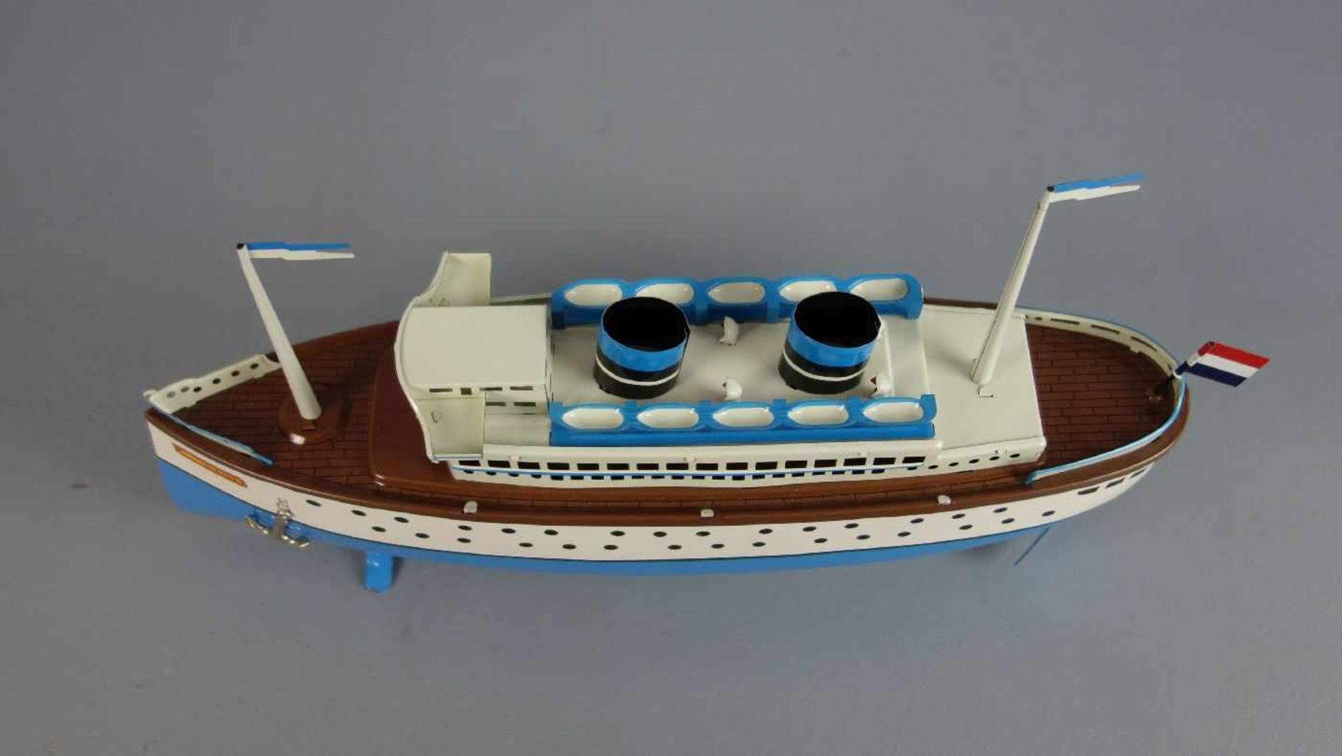 BLECHSPIELZEUG / SCHIFF: Blechdampfer - Schuco Queen II / tin toy ship, 2. H. 20. Jh., Manufaktur - Image 3 of 7