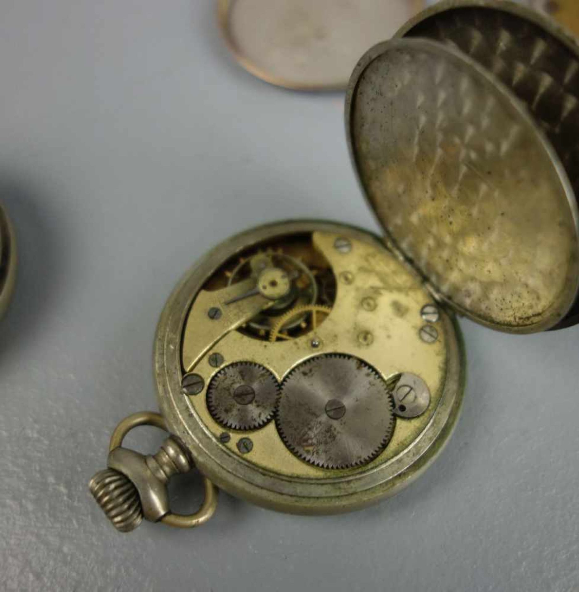 KONVOLUT TASCHENUHREN-WERKE / pocket watches, um 1900 und 1. H. 20. Jh., unterschiedliche - Image 7 of 13