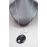 ART DÉCO - ANHÄNGER AN SILBERKETTE, necklace with pendant, ovaler und leicht aufgewölbter