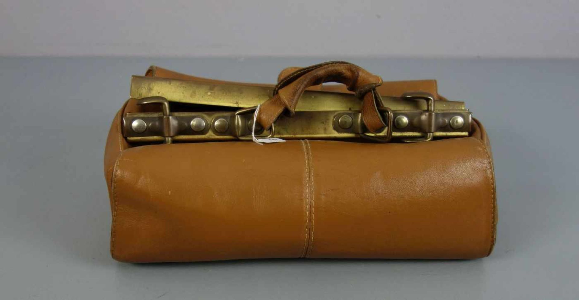 TASCHE / ARZTTASCHE / kleine Reisetasche / bag; cognacfarbenes Leder mit messingfarbenen