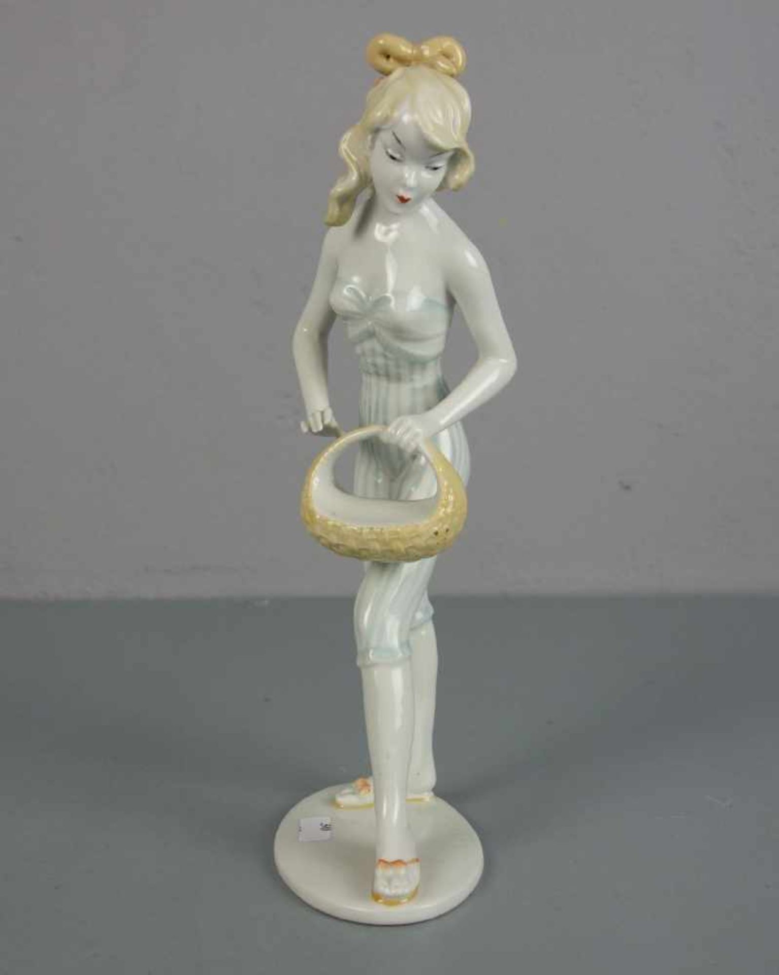 PORZELLANFIGUR: "Junge Frau mit Korb", Entwurf KURT STEINER, Manufaktur Unterweissbach, Thüringen. - Bild 2 aus 5