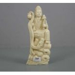 BUDDHA GUANYIN mit Drache und Lotusblume oder Ruyi-Zepter; Bein. Auf Naturstand mit Felsen und