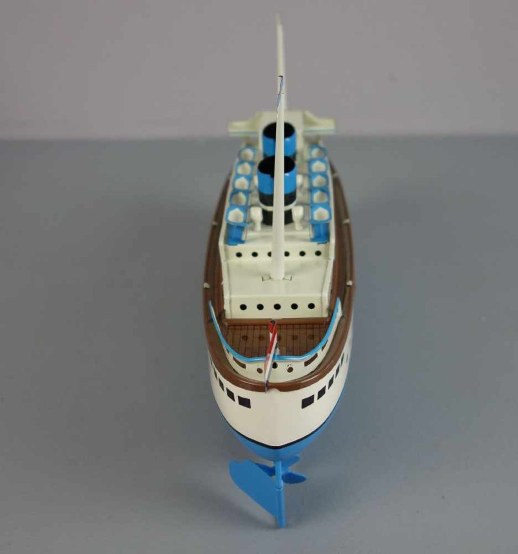 BLECHSPIELZEUG / SCHIFF: Blechdampfer - Schuco Queen II / tin toy ship, 2. H. 20. Jh., Manufaktur - Image 6 of 7