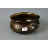 BRONZE - SCHALE mit plastischer Echse / bronze bowl with a lizard. Rundstand, gebauchte Wandung