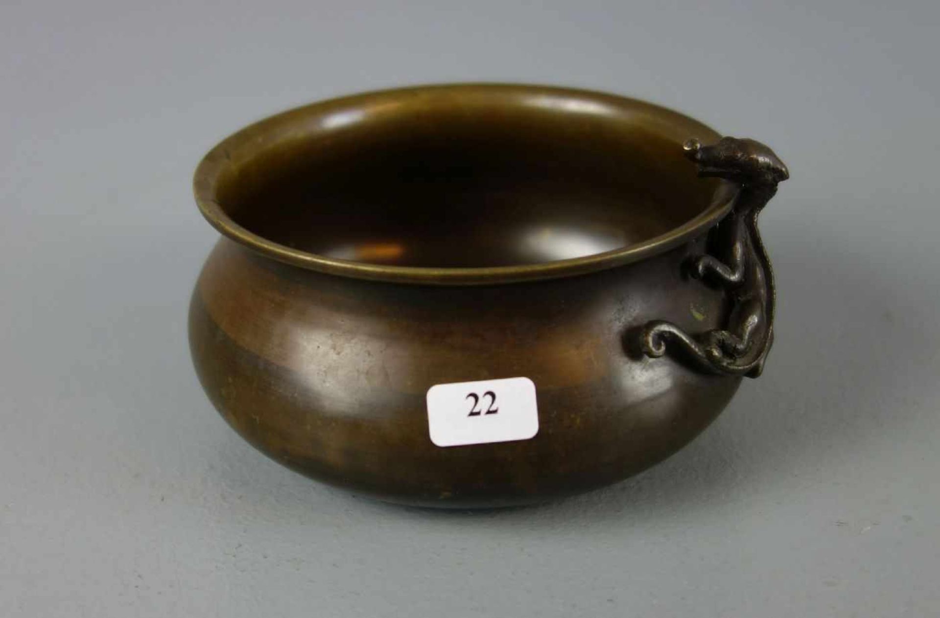 BRONZE - SCHALE mit plastischer Echse / bronze bowl with a lizard. Rundstand, gebauchte Wandung